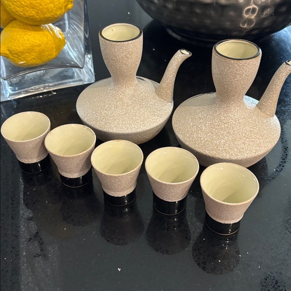 Elegant Ceramic Sake Set with Floral Design - Picture 3 of 6